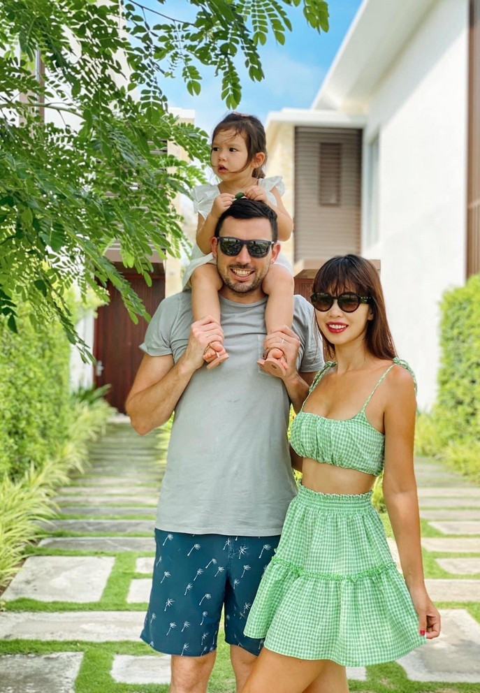 Kết hôn với vợ là siêu mẫu nổi tiếng, Olly bên cạnh công việc còn là “cây nội trợ” thay mặt bà xã quán xuyến việc nhà. Anh từng tiết lộ trên truyền thông mình biết dọn dẹp, giặt giũ, chăm con và nấu ăn giỏi.