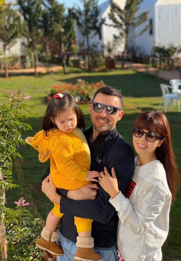 "Khi ngày càng trưởng thành và xác định được cần gì trong cuộc sống chúng ta càng ý thức người đàn ông gắn bó với mình trong cuộc sống sẽ phải có những tiêu chuẩn gì. Và khi gặp ông xã, tôi thấy đây là người đàn ông đạt rất nhiều tiêu chuẩn mình đang tìm kiếm", Hà Anh chia sẻ về ông xã của mình.