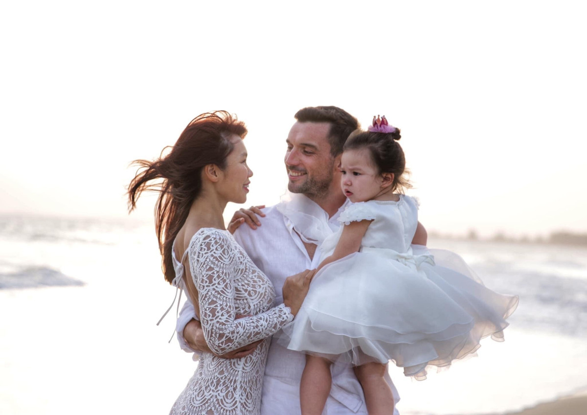 4 năm của cuộc hôn nhân, "quả ngọt" của vợ chồng Hà Anh là cô con gái Myla 2 tuổi. Cô bé sở hữu vẻ đẹp lai Tây và ngoại hình bụ bẫm, đáng yêu. Mặc dù dành mọi sự quan tâm cho bé Myla nhưng vợ chồng siêu mẫu không quên sắp xếp thời gian riêng tư bên nhau. Hà Anh thổ lộ nhờ khoảng không gian riêng như vậy, vợ chồng cô có thể trò chuyện, san sẻ mọi điều từ công việc đến cảm xúc của nhau.