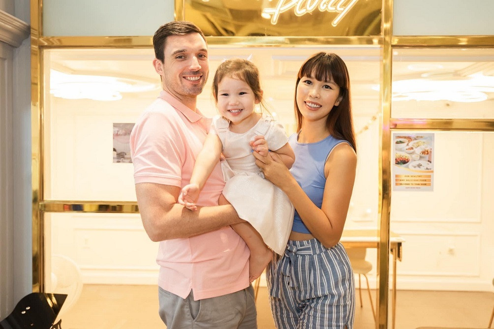 Theo người đẹp, ông xã cô chưa bao giờ ghen với các mối quan hệ cũ hay công việc mà cô đang có. Những lúc bận công việc về khuya, anh luôn chờ đợi cô để cả hai dùng bữa tối. Trong mắt nữ siêu mẫu, ông xã 36 tuổi là hậu phương hoàn hảo.