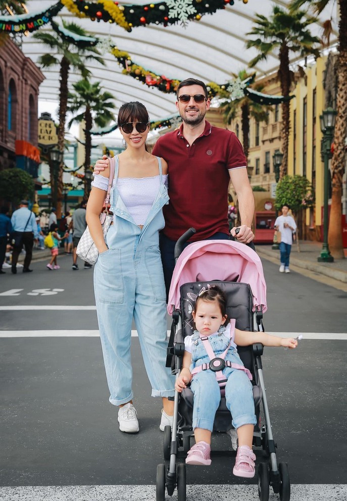 “Hà Anh rất quan tâm, chăm sóc tôi. Cô ấy sống hết mình, vô tư, luôn sẵn sàng làm đủ thứ ngốc nghếch với tôi. Đầu óc Hà Anh luôn tràn ngập ý tưởng, sự lãng mạn và bay bổng. Bản thân tôi hiểu môi trường công việc đòi hỏi một nửa của mình phải như thế nào. Vì thế, tôi trân trọng những giây phút khi rời khỏi ánh hào quang sân khấu, cô ấy trở về với mình bằng sự gần gũi và niềm hạnh phúc trong mối quan hệ”, Olly nói.