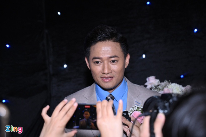 Trước giờ đón khách, Quý Bình dành thời gian chia sẻ với báo chí về chuyện tình cảm với bà xã. Nam diễn viên khẳng định được bà xã ủng hộ con đường nghệ thuật.