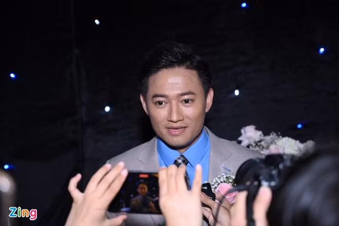 Trước giờ đón khách, Quý Bình dành thời gian chia sẻ với báo chí về chuyện tình cảm với bà xã. Nam diễn viên khẳng định được bà xã ủng hộ con đường nghệ thuật.