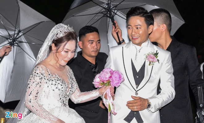 Khi lên sân khấu thực hiện các nghi lễ truyền thống, Quý Bình và bà xã thay trang phục khác. Cô dâu và chú rể tiếp tục được đội bảo vệ che chắn dù nhằm hạn chế sự tác nghiệp của truyền thông. Nắm tay bà xã trên sân khấu, Quý Bình nói: “Tôi chỉ biết cảm ơn tình cảm của mọi người dành cho hai vợ chồng. Tôi có rất nhiều lời muốn nói, nhưng bà xã muốn tâm sự trước nên tôi nhường cô ấy”.