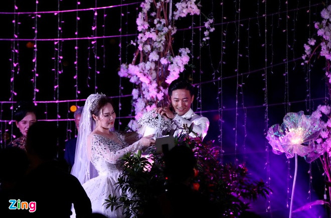 Quý Bình và vợ thực hiện các nghi thức truyền thống. Nam diễn viên thú nhận bản thân khó tính, nghiêm khắc nên không ít lần khiến vợ buồn lòng. Anh mong mỏi cả hai có thể đồng hành với nhau suốt cuộc đời.