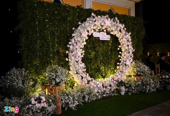 Tiệc cưới được tổ chức ngoài trời, trang trí nhiều hoa tươi và đèn lấp lánh. Trước khi về chung nhà, Quý Bình và vợ đã có ba năm hẹn hò. Nam diễn viên cho biết bà xã làm kinh doanh bất động sản, là người đảm đang, tháo vát. Ngoài ra, cô cũng am hiểu nghệ thuật, có gu thẩm mỹ nên thường đưa ra nhiều lời khuyên hữu ích cho chồng trong công việc.