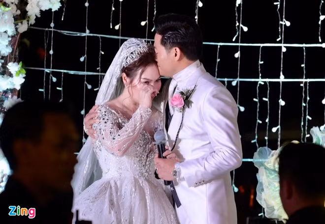 Sau khi nói lời yêu thương, cô dâu xúc động, không kìm được nước mắt. Quý Bình ôm hôn vợ. Nam diễn viên tâm sự: “Anh hiểu hết những điều em nói. Hôm nay, trước mặt gia đình, bạn bè, anh xin hứa sau này sẽ bớt khó tính và nguyên tắc hơn”.