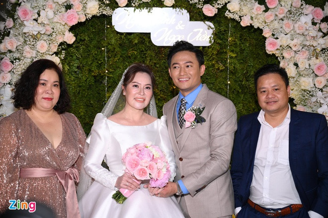 Trong thời gian hẹn hò bạn gái doanh nhân, Quý Bình thường đăng ảnh giấu mặt cô. Từ khi thông báo kết hôn, anh mới công khai bà xã. Nam diễn viên cho biết cả hai quyết định gắn bó khi tìm thấy sự đồng cảm trong suy nghĩ và cách sống.