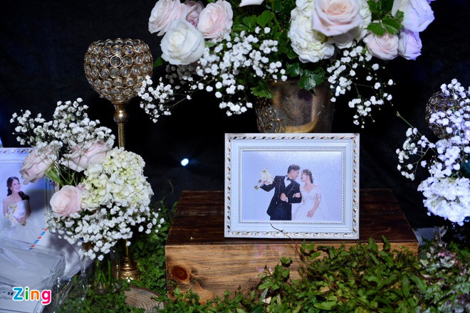 Ảnh cưới của Quý Bình và vợ doanh nhân được đặt dọc lối vào sảnh tiệc. Một người bạn của Quý Bình tiết lộ với Zing bộ đôi chụp ảnh cưới trước hôn lễ ít ngày. Sát ngày cưới, nam diễn viên vẫn bận rộn đóng phim.