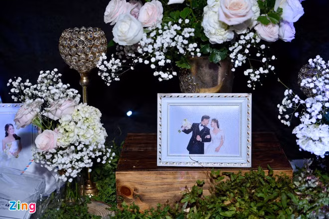 Ảnh cưới của Quý Bình và vợ doanh nhân được đặt dọc lối vào sảnh tiệc. Một người bạn của Quý Bình tiết lộ với Zing bộ đôi chụp ảnh cưới trước hôn lễ ít ngày. Sát ngày cưới, nam diễn viên vẫn bận rộn đóng phim.