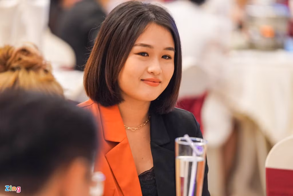 Khánh Trinh cao 1,72 m, thừa hưởng năng khiếu nghệ thuật từ cha. Cô hiện theo học tại Đại học Sân khấu Điện ảnh TP.HCM.