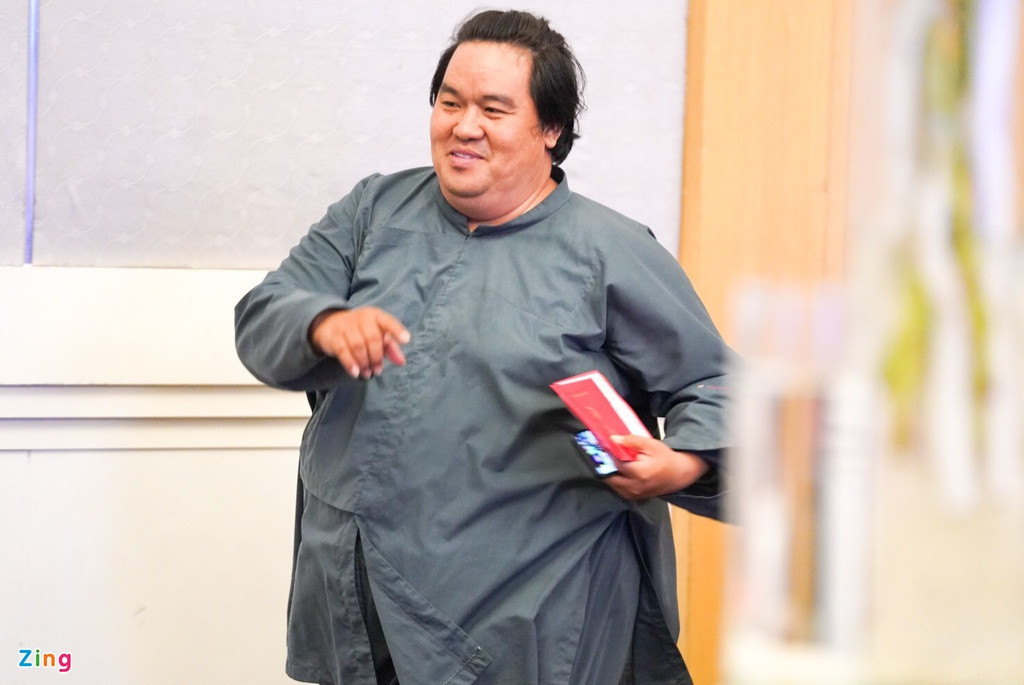 Diễn viên hài Hoàng Mập đến dự lễ cưới muộn do bận rộn quay phim mới. Anh chính là ân nhân, giúp đỡ Thảo Trang khi cô rơi vào khó khăn, khủng hoảng sau khi ly hôn Phan Thanh Bình. Nữ diễn viên thường gọi đàn anh là "má". Thảo Trang kể Hoàng Mập giúp cô mua xe hơi, mời đóng phim để có thu nhập...