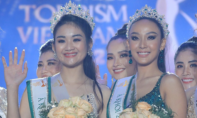 Tối 28/11, cuộc thi Hoa khôi Du lịch Việt Nam 2020 - Miss Tourism Vietnam 2020 khép lại nhưng không chọn người chiến thắng, chỉ trao danh hiệu á khôi 1 và á khôi 2. Kết quả khiến các thí sinh còn lại và khán giả cảm thấy vô cùng bất ngờ. Theo lý giải của MC, đây là quyết định từ ban giám khảo. Ảnh: Lý Võ Phú Hưng.