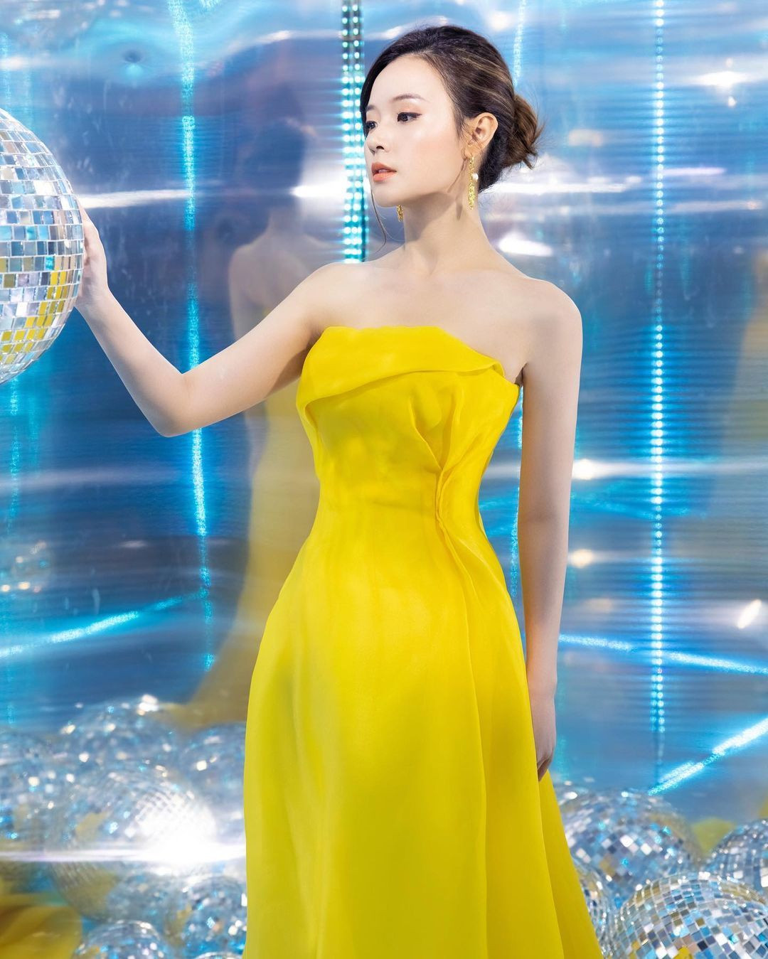 Diễn viên Thanh Sơn ngộ nghĩnh chụp ảnh khi về thăm trường cũ.