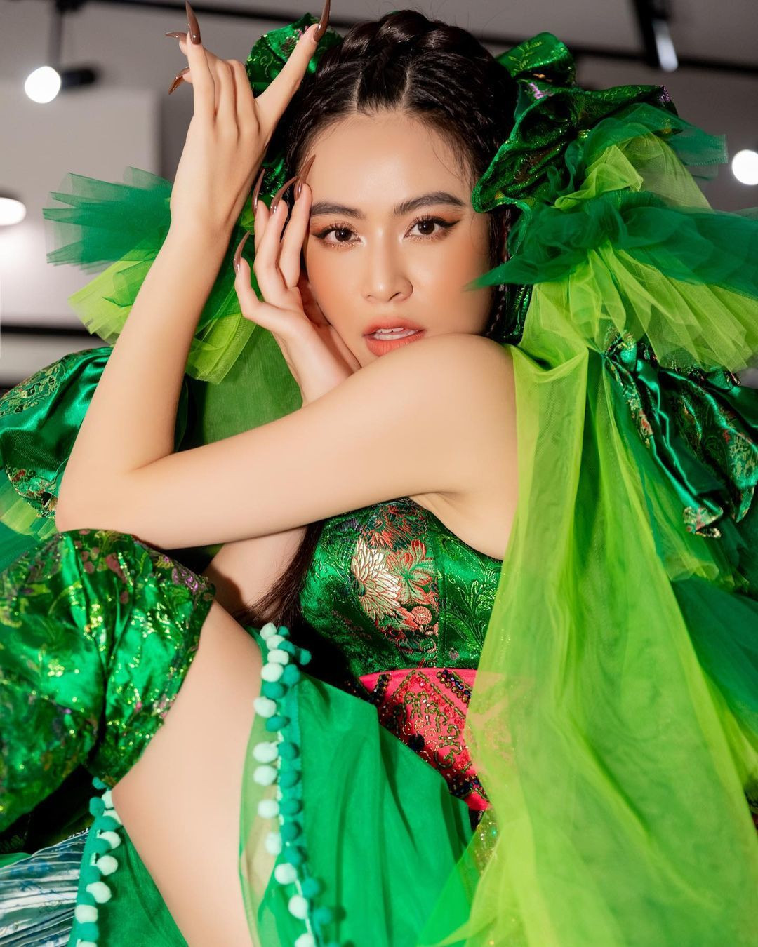 Hoàng Thùy Linh ngày càng ưa chuộng diện trang phục biểu diễn phong cách sặc sỡ.