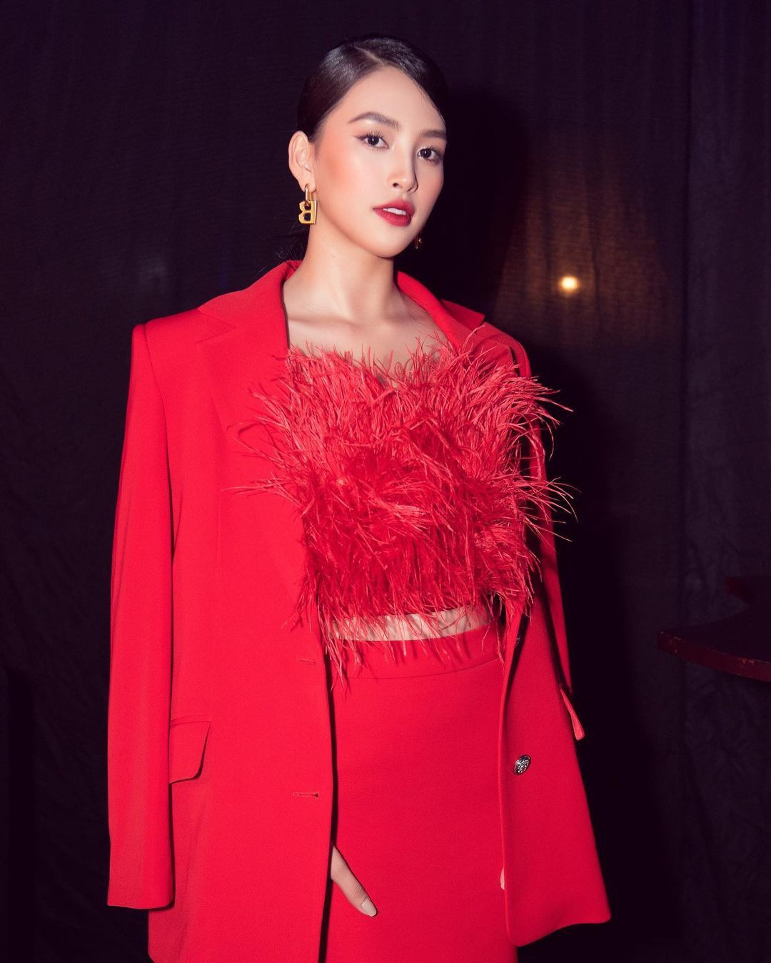 "Trời hôm nay nhiều mây cực, mặc đồ xinh nhưng mà hơi nực", Hoa hậu Tiểu Vy xinh đẹp rực rỡ với set đồ đỏ.