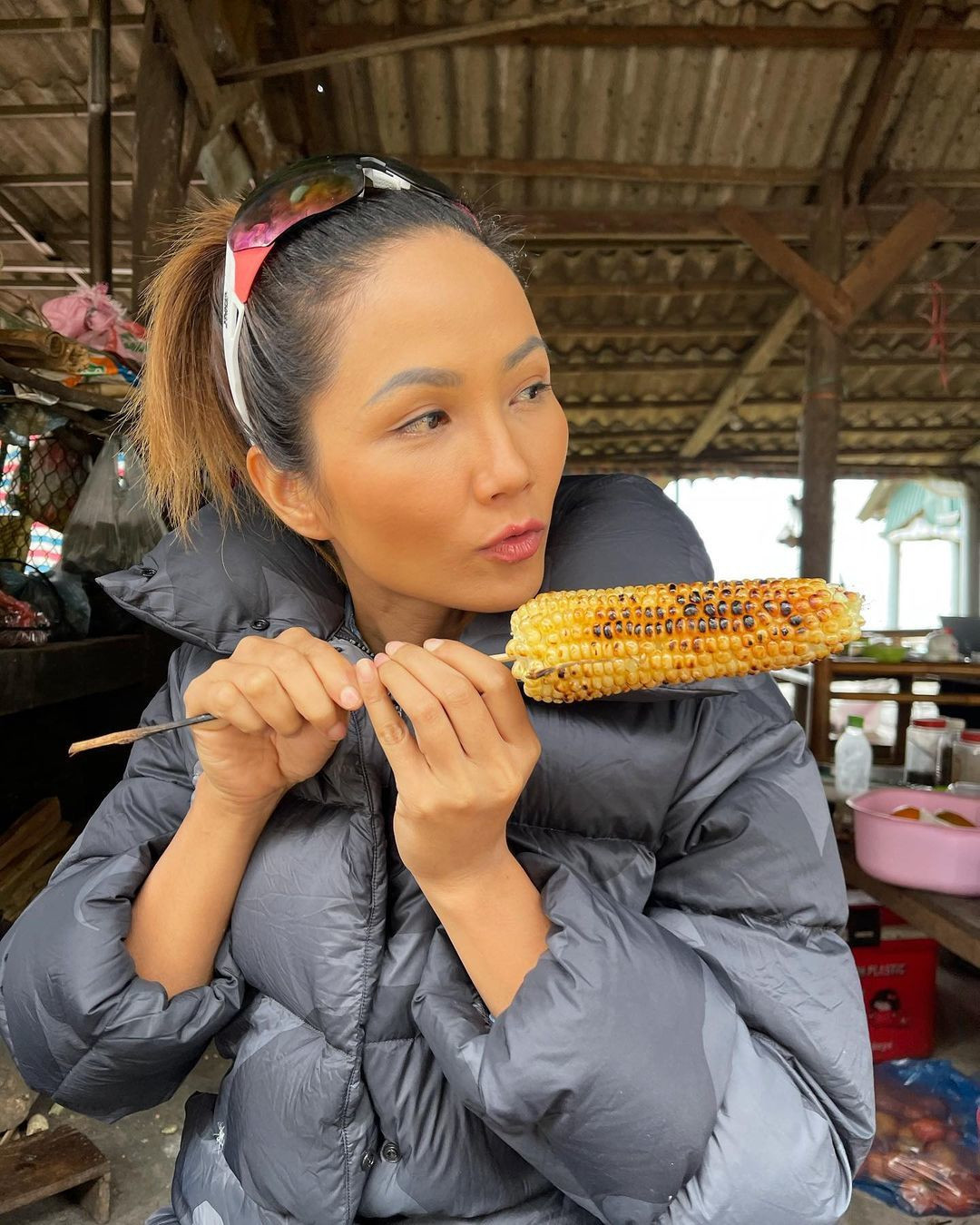 H'Hen Niê mộc mạc ăn ngô nướng tại Hòa Bình.