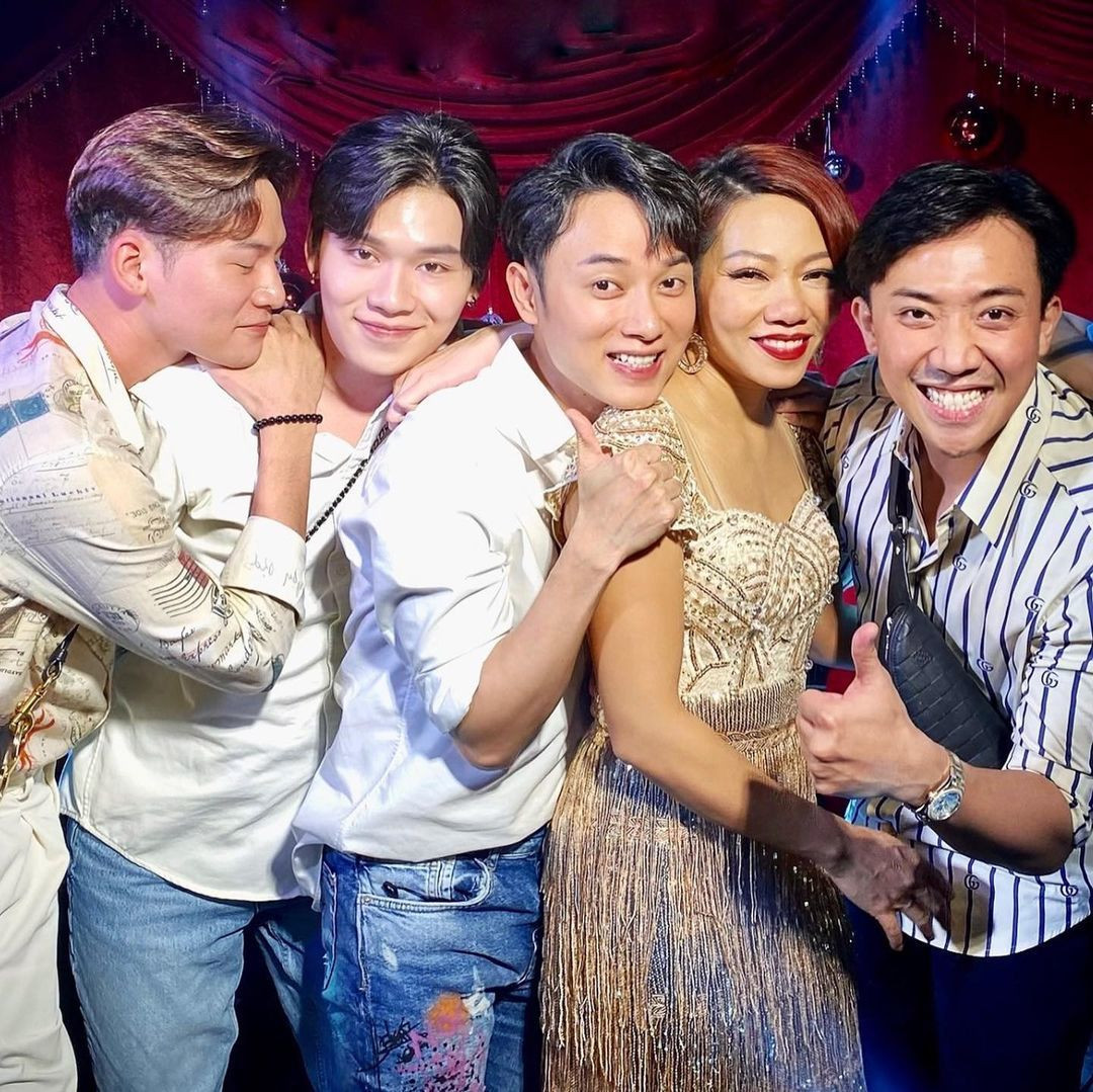 Trúc Nhân, Trấn Thành cùng hội bạn bè đi xem đêm nhạc của ca sĩ Hà Trần.