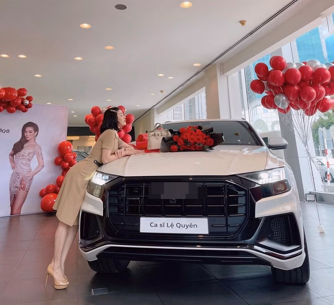 Sao Việt hôm nay 31/12: Lệ Quyên khoe xế hộp mới sắm.
