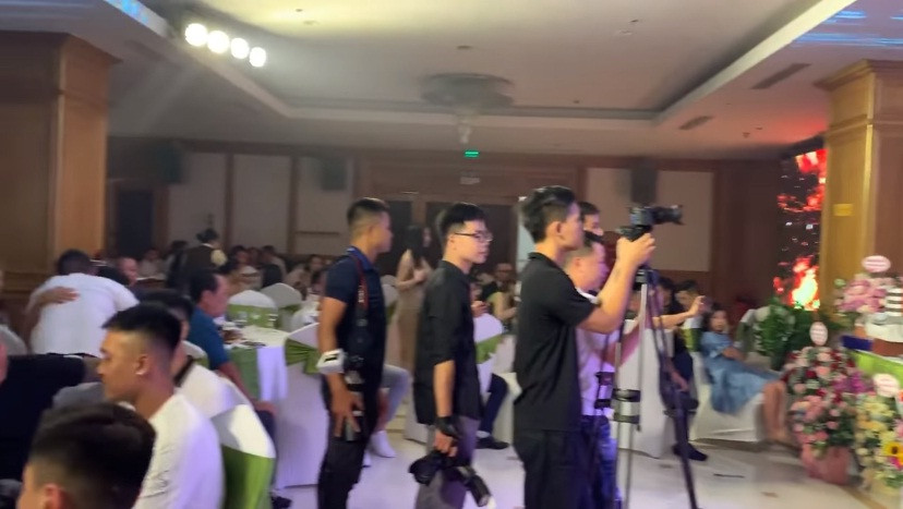 Bữa tiệc không chỉ có sân khấu ca nhạc, khách mời đông, mà còn có ê-kíp quay phim, chụp hình cực chuyên nghiệp.