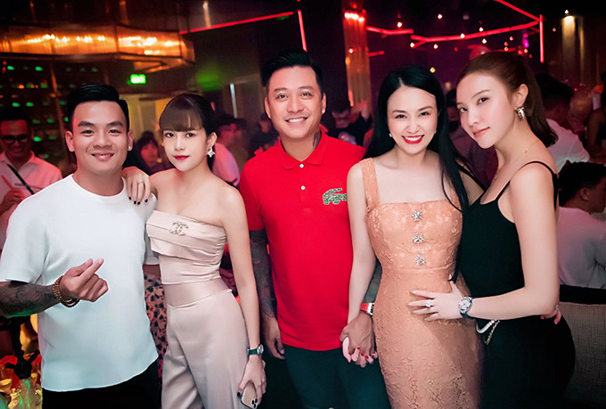 Thời gian gần đây, Tuấn Hưng đang tạm dừng sự nghiệp ca hát để tập trung cùng vợ kinh doanh và chăm lo cho gia đình. Hiện tại, nam ca sĩ đang hài lòng với quyết định này.