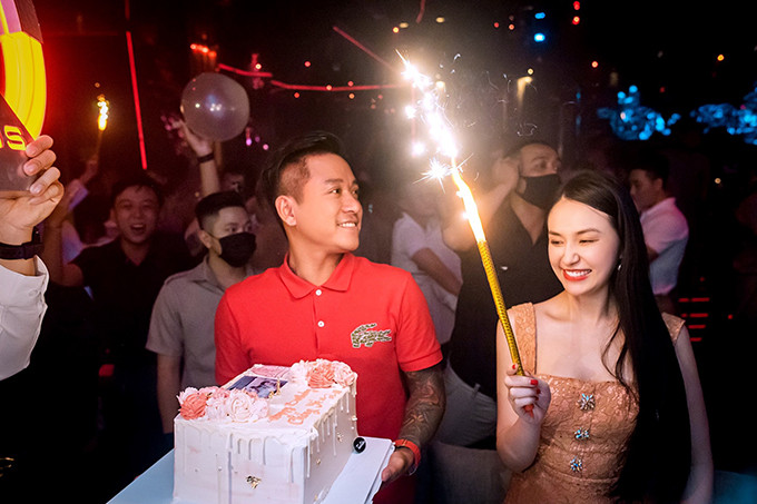 Trước đó, vào tối 2/10, Tuấn Hưng đã được bà xã tổ chức sinh nhật sớm mừng tuổi 42. Trong ngày sinh thần chính thức (5/10), anh cũng nhận được vô số lời chúc tốt đẹp từ đồng nghiệp và người hâm mộ trên mạng xã hội.