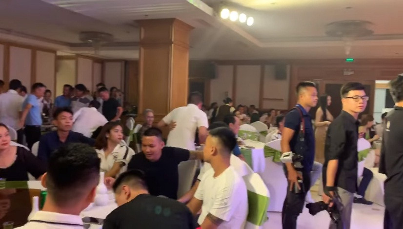 Bữa tiệc "gọn gàng, chỉ mời anh em thân thiết" của Tuấn Hưng.