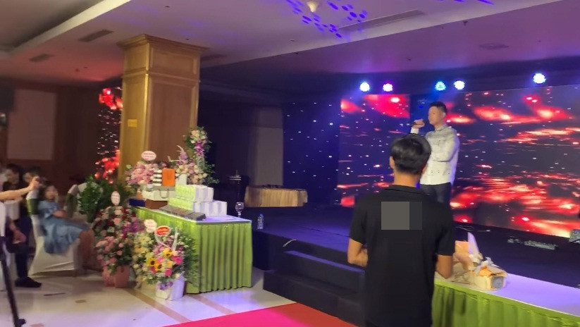 Giọng ca Trái tim bên lề cũng không quá khoác lác, bởi nếu theo dõi một số video hậu trường, có thể thấy tiệc sinh nhật Tuấn Hưng rất hoành tráng.