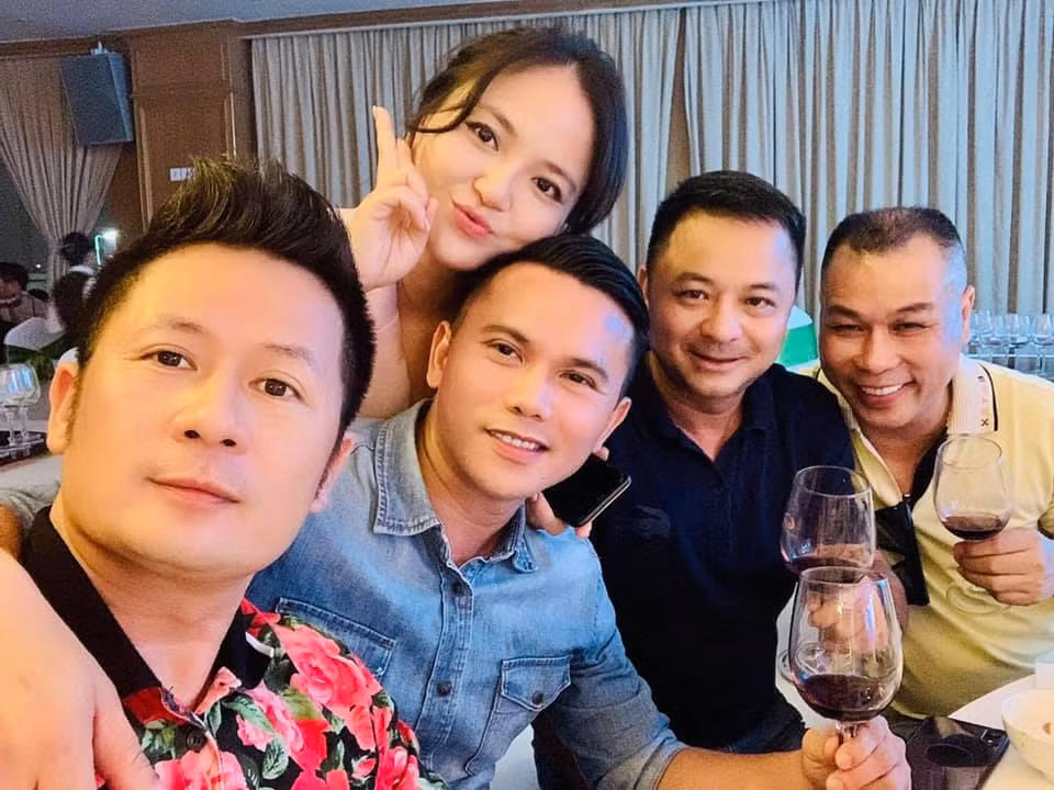 Tú Dưa và bà xã. Trước đó, Bằng Kiều - Tuấn Hưng - Tú Dưa là 3 mảnh ghép của nhóm nhạc "Quả dưa hấu" đình đám một thời. "Sinh nhật Tuấn Hưng Nguyễn, nó bảo em chỉ mời anh em thân thiết gọn gàng lắm. Qua tới chỉ có mỗi gần 300 người đang ăn cỗ. Ca nhạc các kiểu", Bằng Kiều viết.