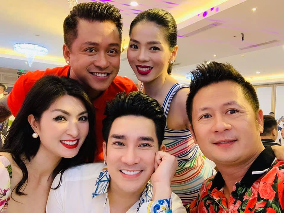 Bằng Kiều dự sinh nhật Tuấn Hưng: "Sương sương" 300 người ăn cỗ Bang Kieu du sinh nhat Tuan Hung: