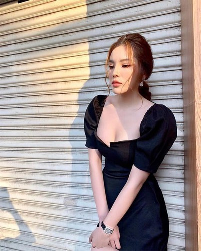 Style nửa kín nửa hở của người đẹp 23 tuổi khiến nhiều người không thể rời mắt.