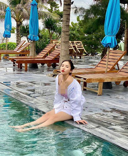 Đặc biệt, sau khi tuyên bố đã nâng cấp vòng 1 mỹ nhân sinh năm 1996 luôn có những bộ ảnh đốt mắt người xem.