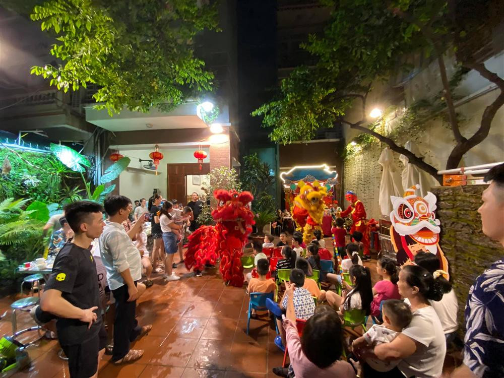 Vợ chồng Ngọc Thạch đã tổ chức một bữa tiệc Trung thu linh đình đáng nhớ, qua đó dập tắt hoàn toàn nghi án rạn nứt hôn nhân.