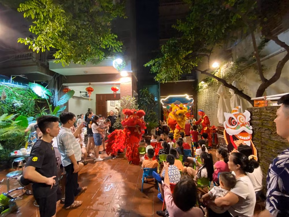 Vợ chồng Ngọc Thạch đã tổ chức một bữa tiệc Trung thu linh đình đáng nhớ, qua đó dập tắt hoàn toàn nghi án rạn nứt hôn nhân.