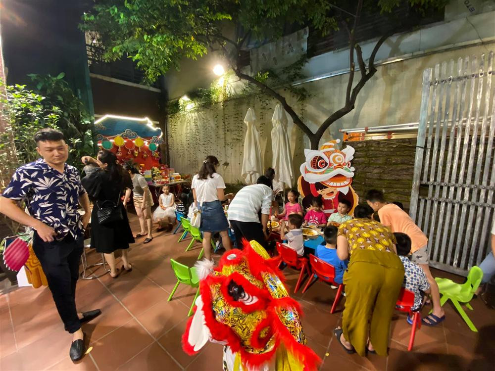 Không chỉ người lớn, trẻ em cũng là thượng khách của gia đình cô.