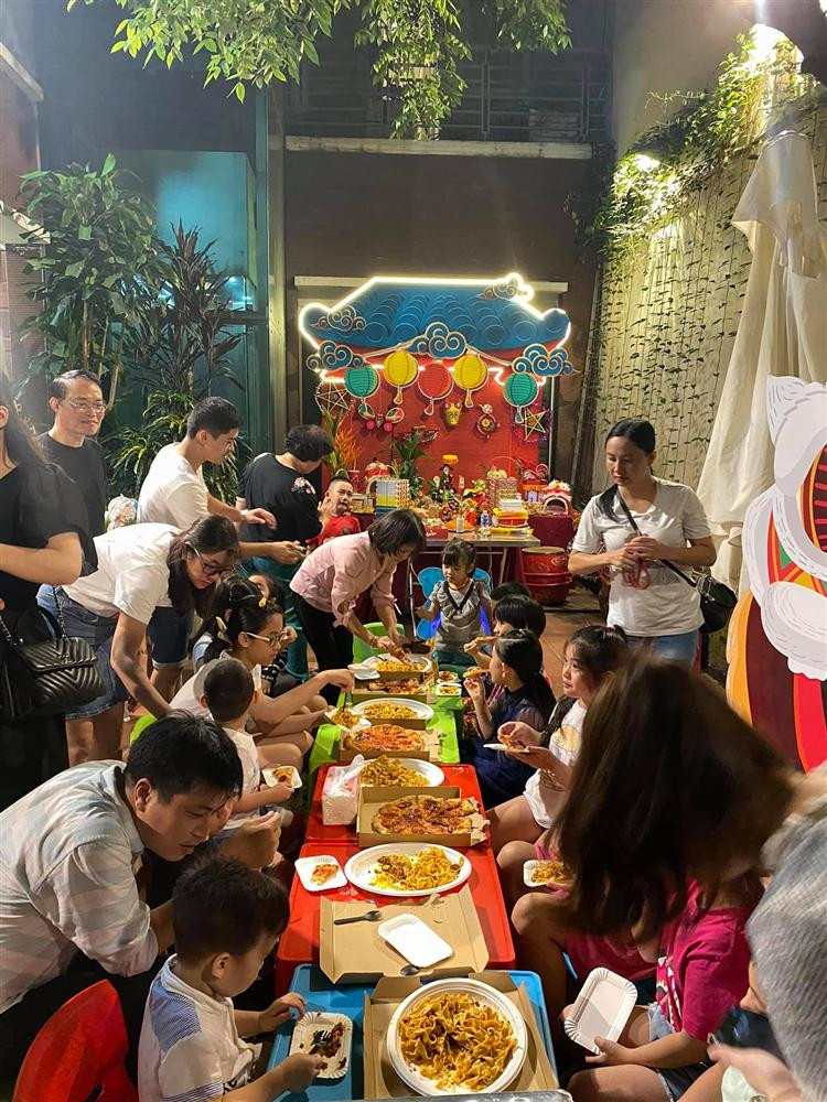 Hình ảnh cho thấy, biệt thự sang chảnh phủ cây xanh của gia đình Ngọc Thạch được trang hoàng lộng lẫy với đầy đủ đèn, hoa...