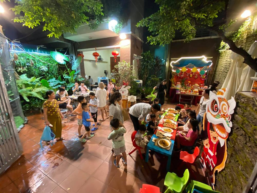 Khách tới dự không chỉ ăn uống mà còn được thưởng thức các tiết mục như múa lân, xiếc thú đặc sắc...