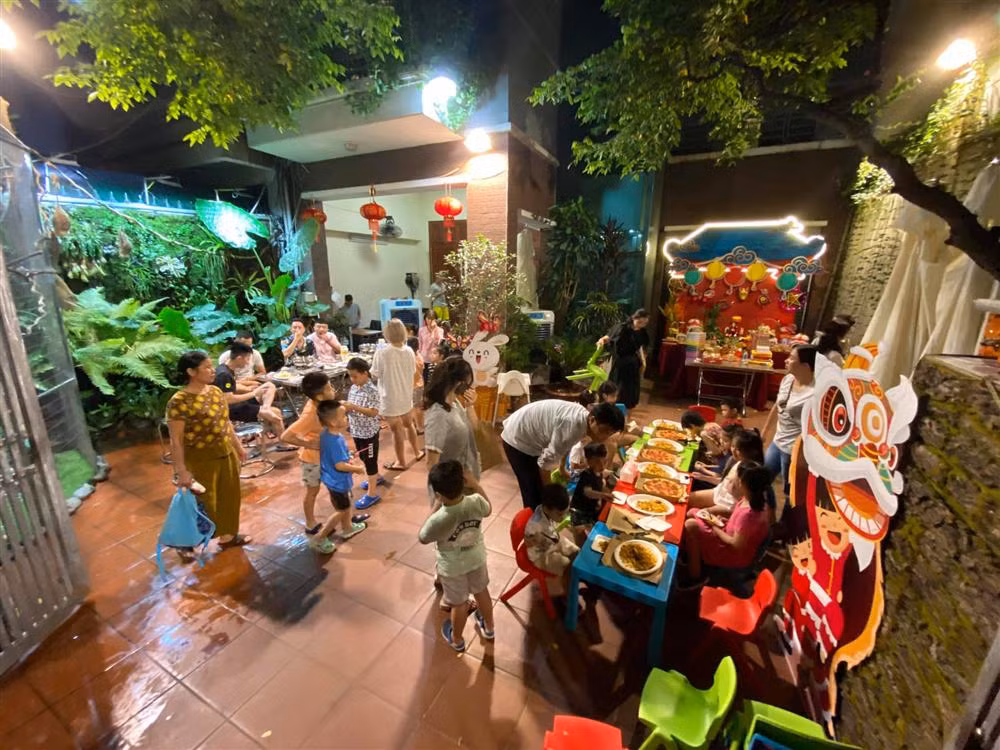 Khách tới dự không chỉ ăn uống mà còn được thưởng thức các tiết mục như múa lân, xiếc thú đặc sắc...