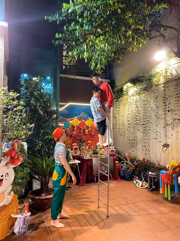 Giữa thời điểm nóng, cư dân mạng tiếp tục phát hiện ra điểm đáng ngờ. Lần gần nhất Ngọc Thạch khoe ảnh đi chơi cùng ông xã và 2 con là vào tháng 5/2020, còn thời gian gần đây cô chỉ đăng ảnh liên quan đến con cái.