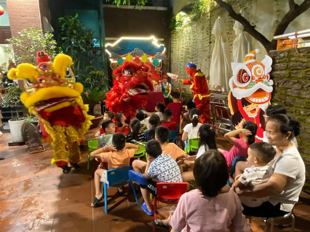 Trước đó không lâu, Ngọc Thạch - Bình Dương vướng nghi án rạn nứt hôn nhân. Ồn ào bắt đầu từ những động thái lạ của người trong cuộc. Theo đó, các "thánh soi" phát hiện Ngọc Thạch bỏ chế độ theo dõi trang cá nhân của Bình Dương, ông xã cũng vắng mặt trong ngày sinh nhật cựu mẫu.