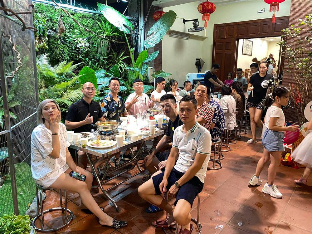 Biệt thự của Ngọc Thạch - Bình Dương được trang hoàng lộng lẫy đón Trung thu. Chân dài ăn vận đơn giản, tất bật làm tiệc đón khách.