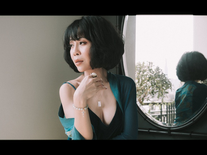 Chia sẻ với Zing, đại diện của cô cho biết: "Trước show 3 ngày, ban tổ chức gọi MC Trác Thúy Miêu qua chọn và thử trang phục. Chị Miêu muốn mặc bộ đúng tinh thần thông điệp của show là màu đen và có biểu tượng hoa hồng". Người này kể lúc tới show diễn, do hiểu lầm nên phía bảo vệ nói Trác Thúy Miêu mặc sai dresscode nên cô bỏ về. Sau đó, truyền thông của show gọi điện xin lỗi MC sinh năm 1975 nhưng cô từ chối quay lại vì bận quay hình ở nơi khác. Ảnh: FBNV.