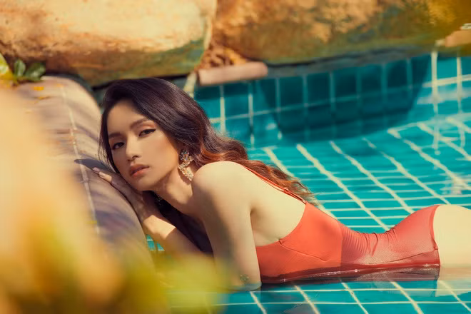 Trước động thái của Hương Giang, nhà thiết kế Hà Duy tố cô thiếu chuyên nghiệp và không có ý thức với nghề. Cùng thời điểm, Hương Giang giải thích rằng do còn mới ở lĩnh vực thời trang, cô không rõ khâu tổ chức ra sao. Cô tưởng sẽ có người trong ê-kíp nhắc ra diễn nên mới ngồi đợi. Cô buồn vì lỡ hẹn với khán giả. Ảnh: FBNV.