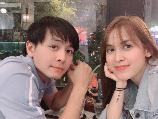 Trong khi đó, ban tổ chức giải thích chỉ ưu tiên hàng ghế đầu cho người thân thí sinh. Do đó, việc Văn Anh - Tú Vi đoán hàng ghế đầu để khách mời nổi tiếng ngồi là không đúng. Tuy vậy, chương trình cũng gửi lời xin lỗi đến vợ chồng nữ diễn viên. Ảnh: FBNV.