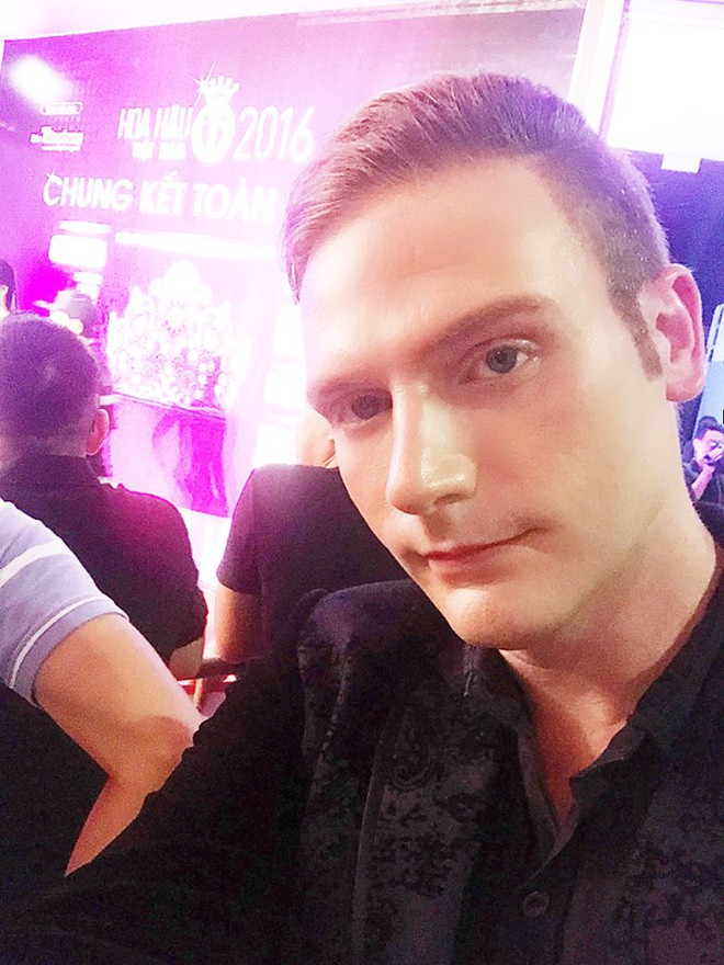 Trong đêm chung kết Hoa hậu Việt Nam 2016, Kyo York xuất hiện với vẻ ngoài chỉn chu. Thế nhưng, anh bị ban tổ chức mời rời thảm đỏ vì chỉ có vé hạng kim cương, không phải vé VIP hay thẻ ra vào được đăng ký với ê-kíp. Sau đó, ban tổ chức cuộc thi đã xin lỗi ca sĩ người Mỹ vì lượng khách mời quá đông nên chưa thể tiếp đãi anh chu đáo. Ảnh: FBNV.