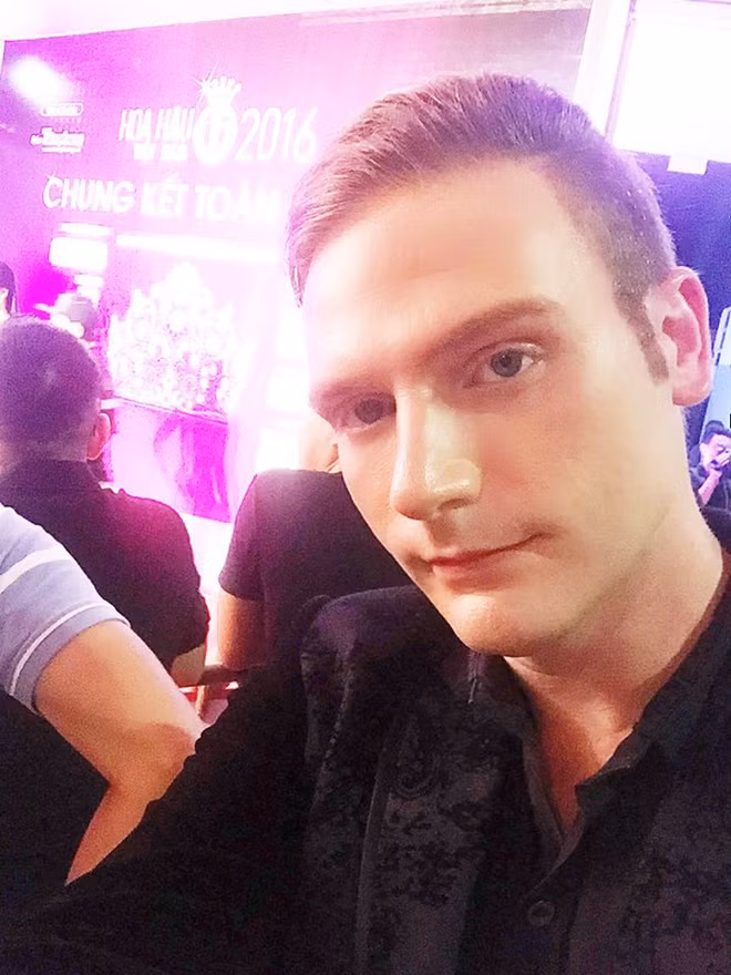 Trong đêm chung kết Hoa hậu Việt Nam 2016, Kyo York xuất hiện với vẻ ngoài chỉn chu. Thế nhưng, anh bị ban tổ chức mời rời thảm đỏ vì chỉ có vé hạng kim cương, không phải vé VIP hay thẻ ra vào được đăng ký với ê-kíp. Sau đó, ban tổ chức cuộc thi đã xin lỗi ca sĩ người Mỹ vì lượng khách mời quá đông nên chưa thể tiếp đãi anh chu đáo. Ảnh: FBNV.