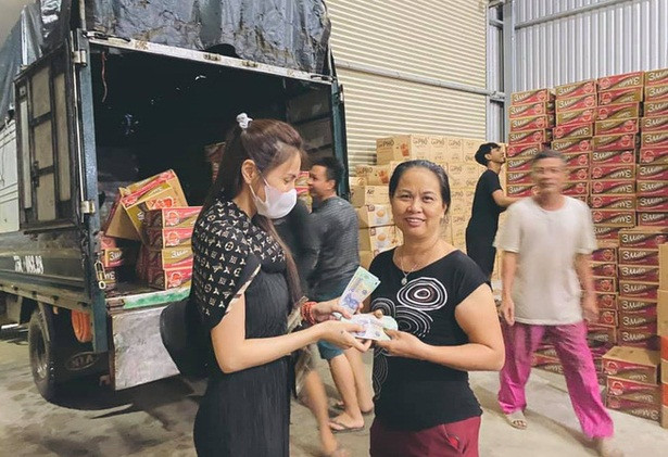 Nu MC bi nem da khi sam soi trang phuc Thuy Tien tu thien