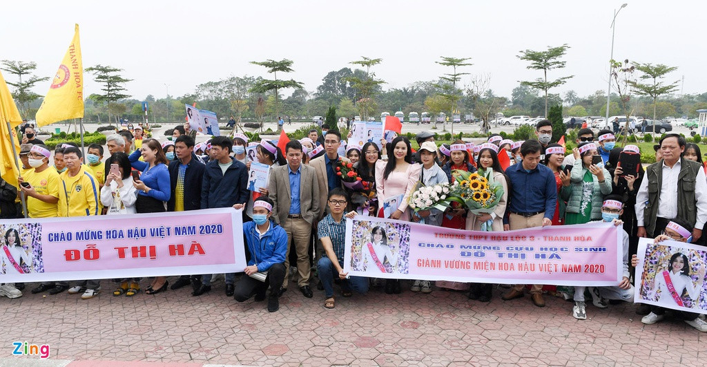 Chia sẻ với Zing, thầy Phạm Văn Quý, giáo viên chủ nhiệm thời cấp 3 của Đỗ Thị Hà, cho biết ngay sau khi đăng quang, cô đã nhắn tin cho thầy và hẹn ngày về thăm trường. “Hà học đều các môn, giỏi nhất là tiếng Anh. Em là người năng động, làm lớp phó văn thể mỹ, tham gia rất nhiều hoạt động ngoại khoá”, thầy Quý nói.