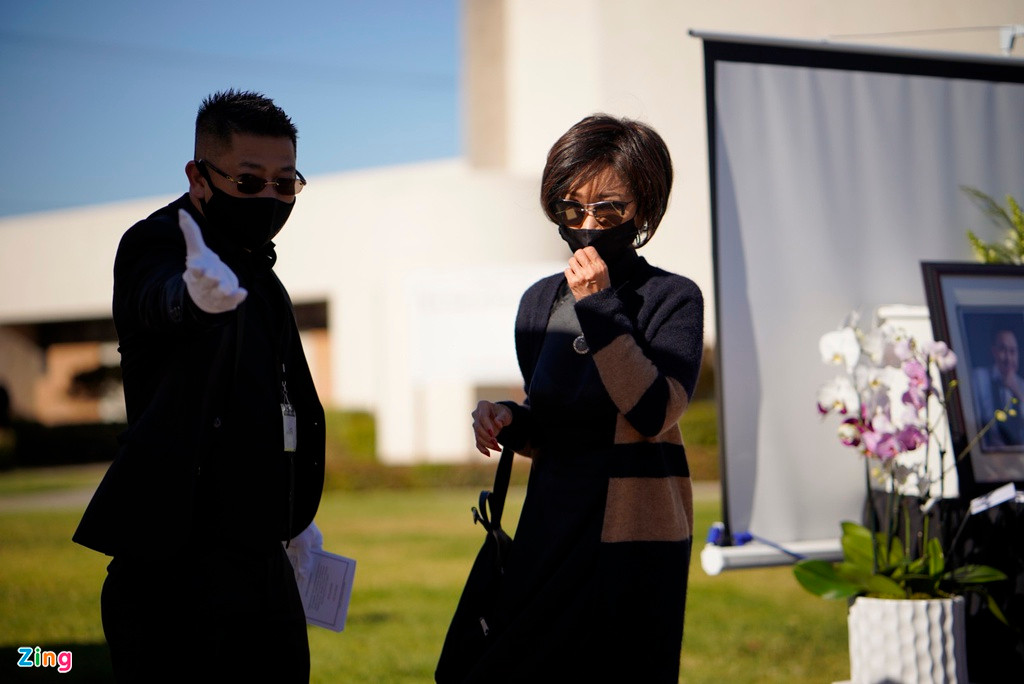 Danh ca Khánh Hà ôn lại những kỷ niệm đẹp với người em thân thiết trong nhiều show diễn ở Việt Nam và Mỹ. Trong khi phát biểu, Khánh Hà nghẹn ngào, bật khóc. "Tôi nhớ mãi lần biểu diễn ở một show thời trang, Chí Tài mang bó hoa lớn lên tặng. Một người em hiền lành, đáng yêu đã ra đi", bà nói.