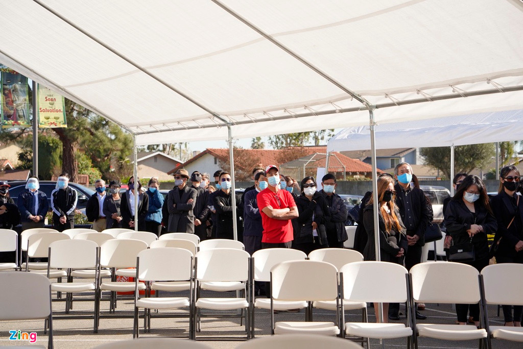 Nhiều khán giả xếp hàng để được nhìn mặt và tiễn biệt nghệ sĩ Chí Tài. Lễ viếng danh hài kết thúc vào 17h (theo giờ địa phương).